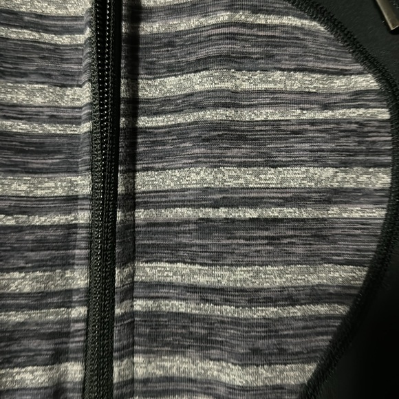 Barley worn lululemon zip up size 4 only selling because it’s to small for me - Picture 5 of 5